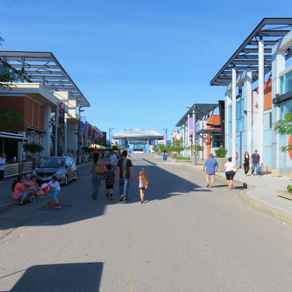 La promenade du Centropolis, un secteur commercial de Laval, par une journée ensoleillée